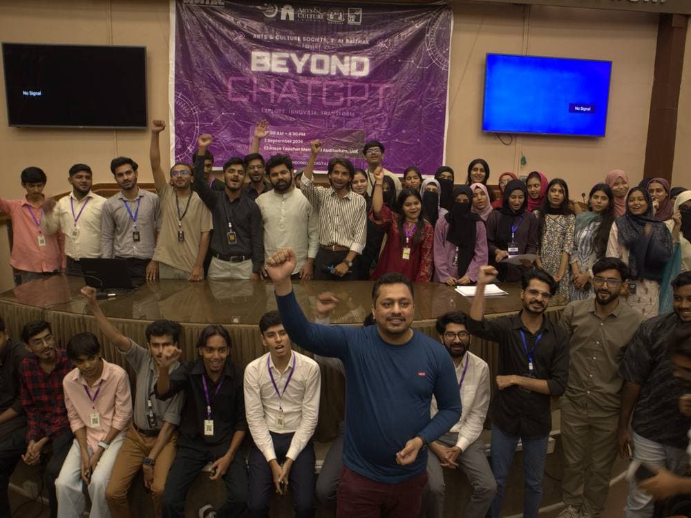 Attendees crowded together for a photograph at the close of Session 6